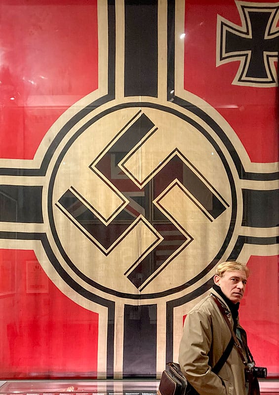 Yo ante una bandera de guerra nazi